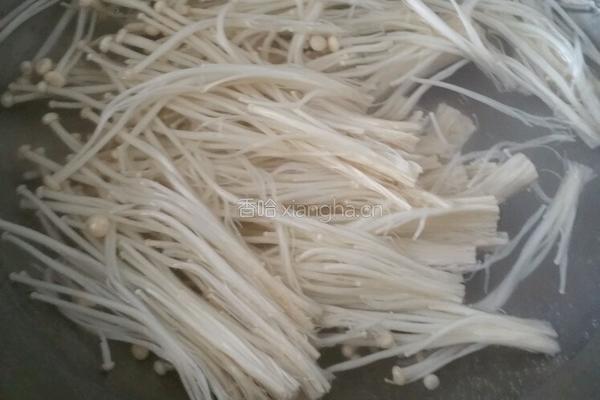 金针菇拌瓜丝的做法图解2
