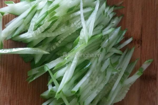 金针菇拌瓜丝的做法图解3