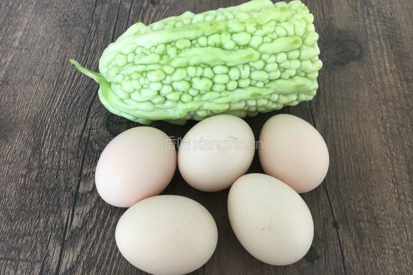 苦瓜蛋卷的做法图解1