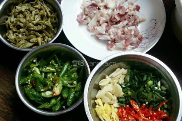 酸豆角炒猪喉结的做法图解5