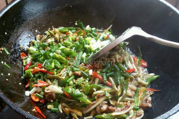 酸豆角炒猪喉结的做法图解16