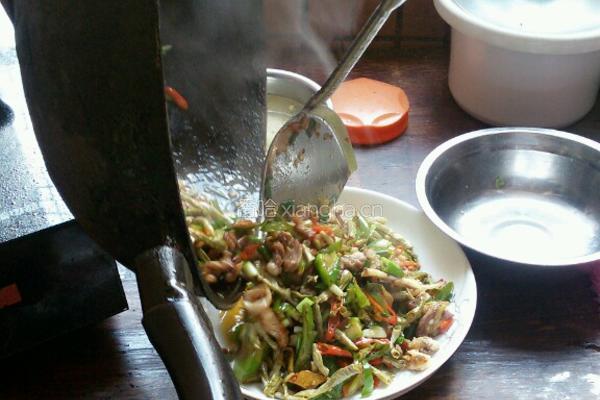 酸豆角炒猪喉结的做法图解17