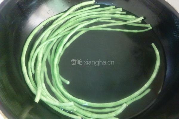 豇豆炒雪花菇的做法图解2