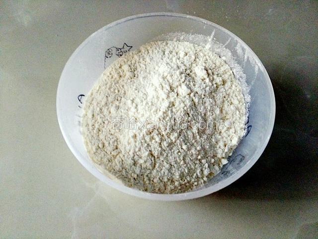 普通面粉就可以滴，