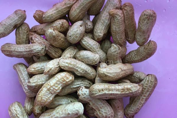 水煮五香花生的做法图解1