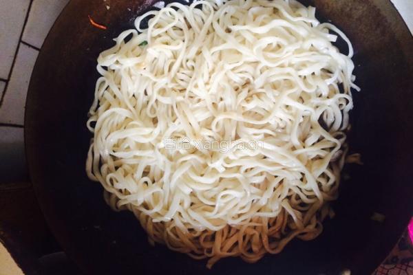 牛肉杂蔬焖面的做法图解5