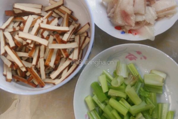 芹菜炒豆干的做法图解3