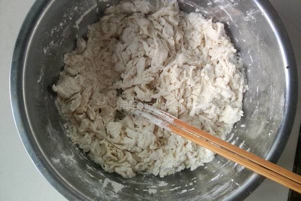 鸡蛋韭菜馅饼的做法图解1