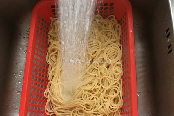 丝瓜火腿鸡蛋炒意大利面的做法图解4