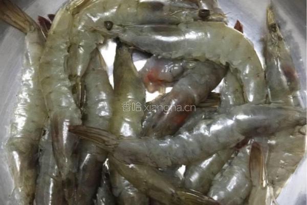 剁椒金针菇大虾的做法图解1
