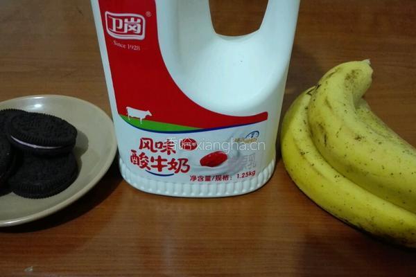 奥利奥酸奶香蕉冰棍的做法图解1