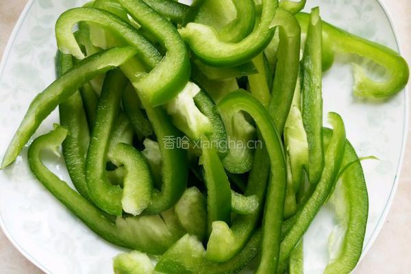 菜椒炒火腿的做法图解1