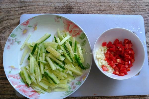 黄豆芽拌青瓜的做法图解2