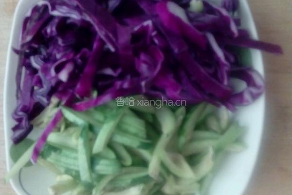 紫甘蓝炒西瓜皮的做法图解3