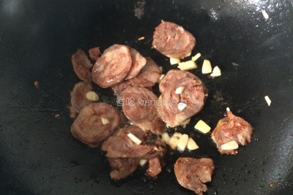 黄瓜炒腊肠的做法图解3