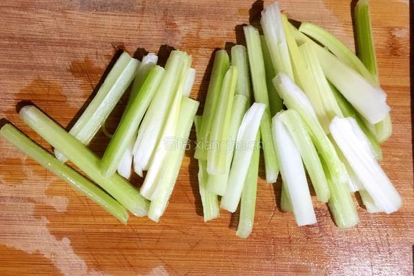 西芹炒豆干的做法图解2