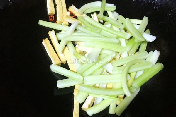 西芹炒豆干的做法图解7