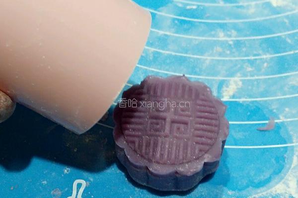 紫薯玫瑰豆沙月饼的做法图解15