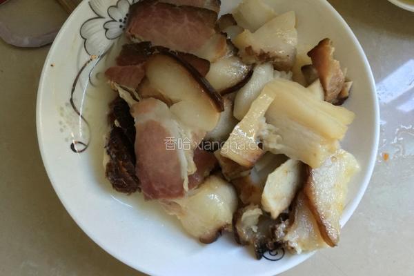 茭白炒腊肉的做法图解2