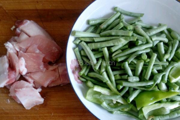 豆角炒肉的做法图解1