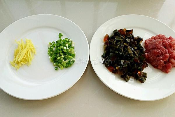 皮蛋瘦肉粥的做法图解2