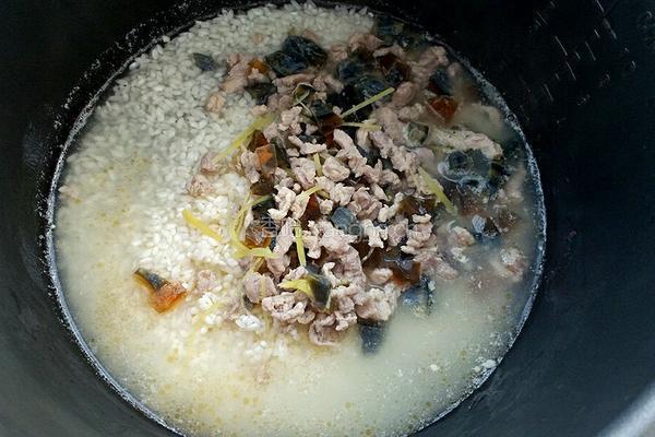 皮蛋瘦肉粥的做法图解7
