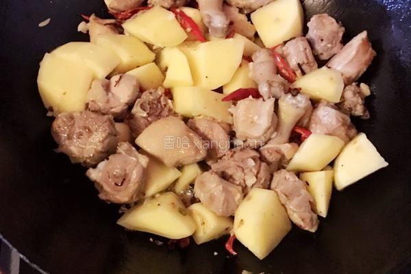 土豆烧鸭的做法图解1