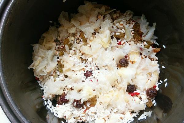 薏米桂圆莲子汤的做法图解2