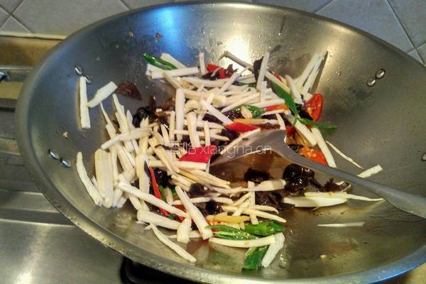 三丝炒肉（茭白丝木耳丝辣椒丝炒肉）的做法图解4