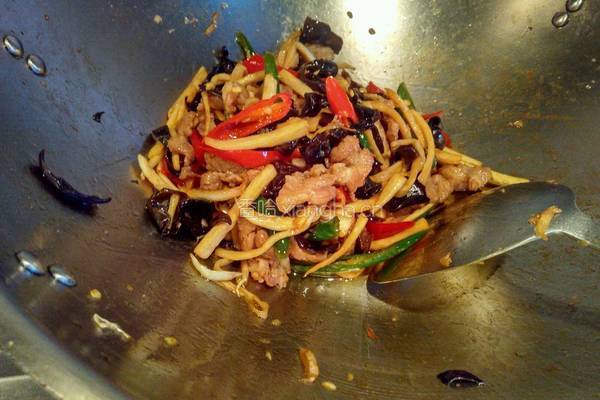三丝炒肉（茭白丝木耳丝辣椒丝炒肉）的做法图解5