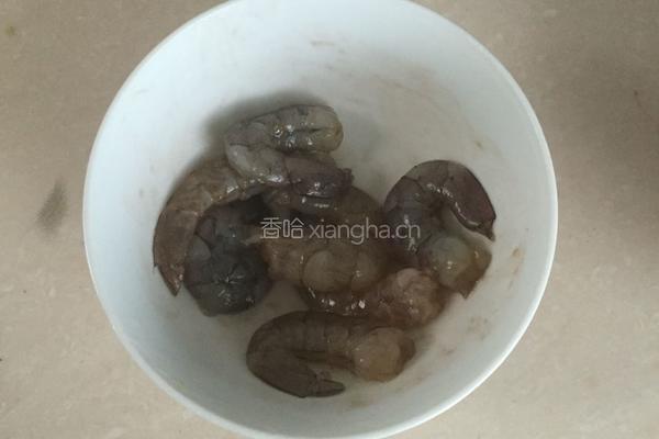 虾仁胡萝卜炒蛋的做法图解1