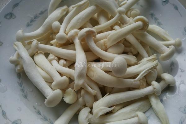 鹌鹑蛋烧白玉菇的做法图解2
