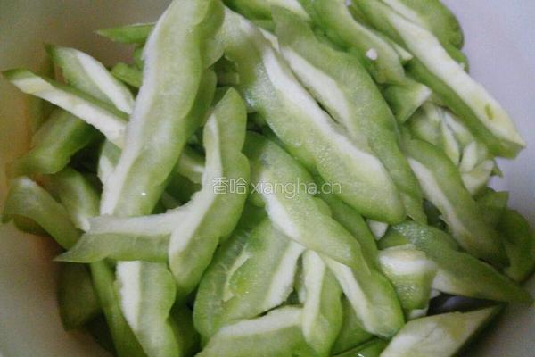 苦瓜炒鸡肉的做法图解1