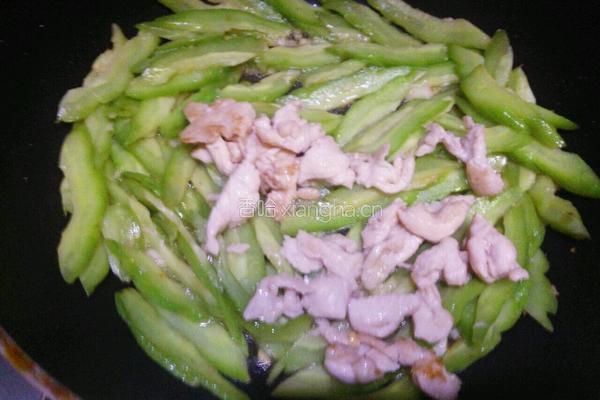 苦瓜炒鸡肉的做法图解6