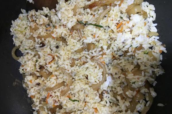 鸡蛋饼包炒饭的做法图解5