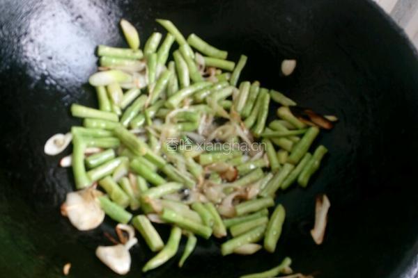 豆角鸡蛋面的做法图解2