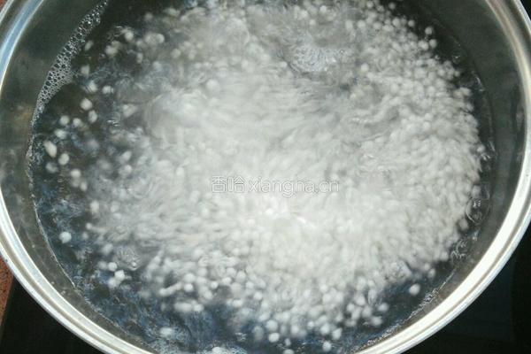 椰奶西瓜西米露的做法图解2