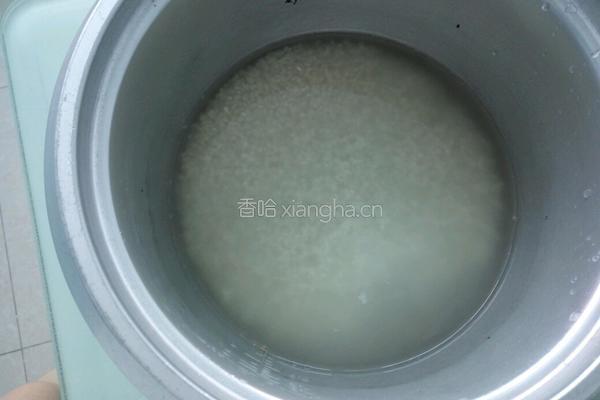 腊肠板栗大米饭的做法图解1