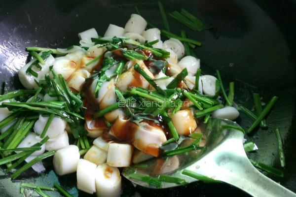 韭菜炒粉肠条的做法图解6
