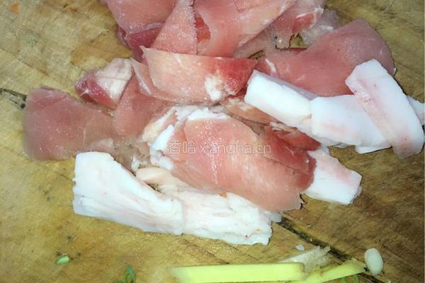 肉炒胡萝卜的做法图解1