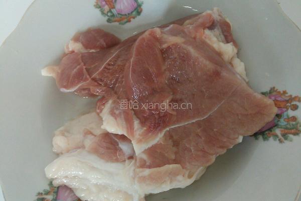 苦瓜青椒炒肉的做法图解1