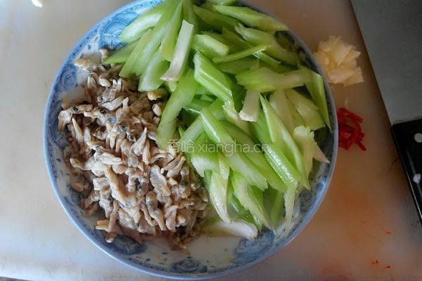 西芹炒蛏肉的做法图解1