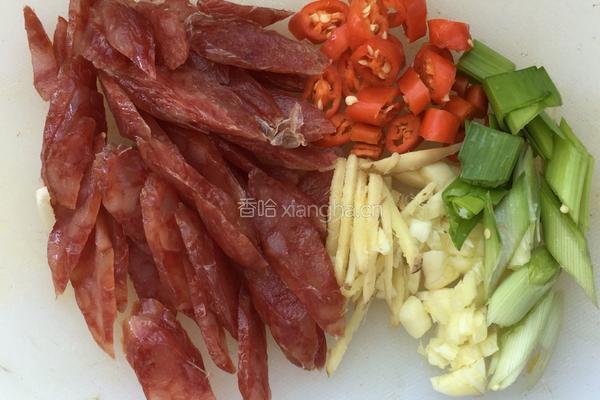 手撕包菜炒腊肠的做法图解2