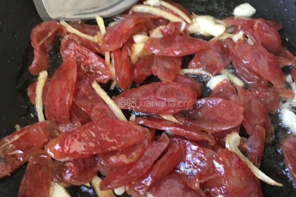 手撕包菜炒腊肠的做法图解4