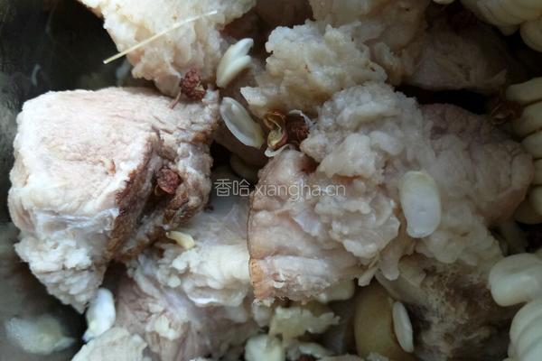 玉米炖猪蹄的做法图解1