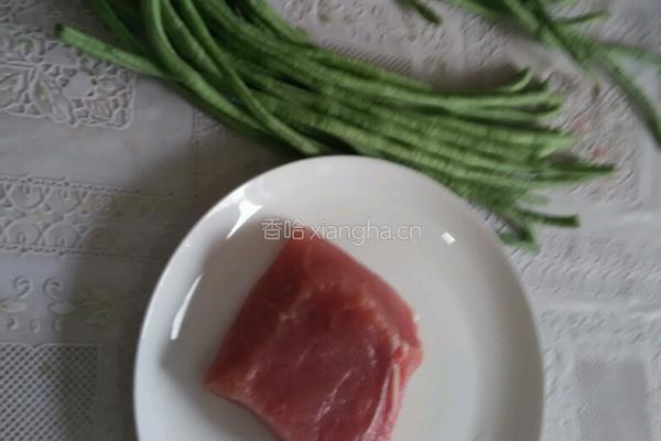 豇豆炒里脊的做法图解1