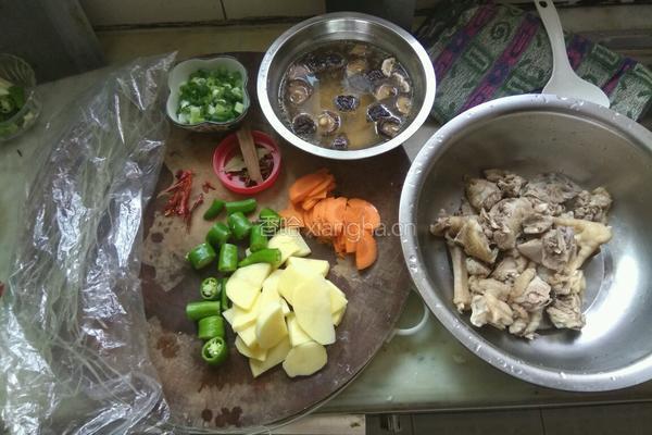 香菇土豆炖鸡的做法图解4