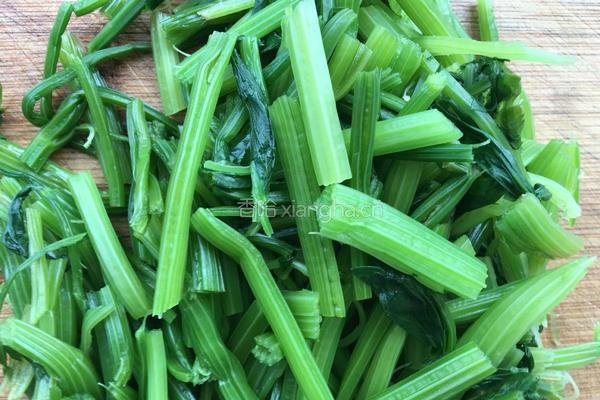 凉拌芹菜拌花生米的做法图解1