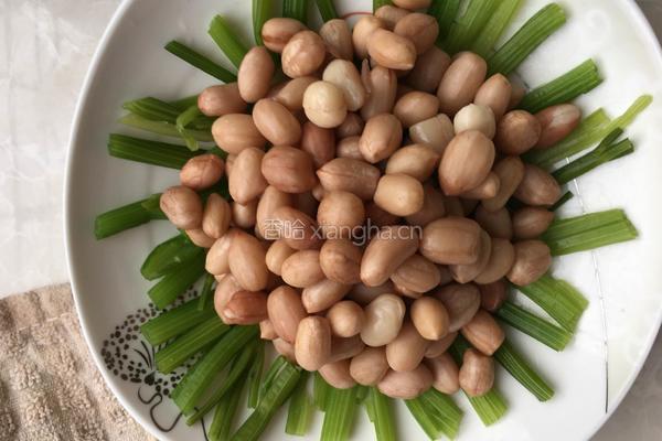 凉拌芹菜拌花生米的做法图解2