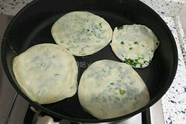 饺子皮新吃法～饺子皮葱油饼的做法图解6